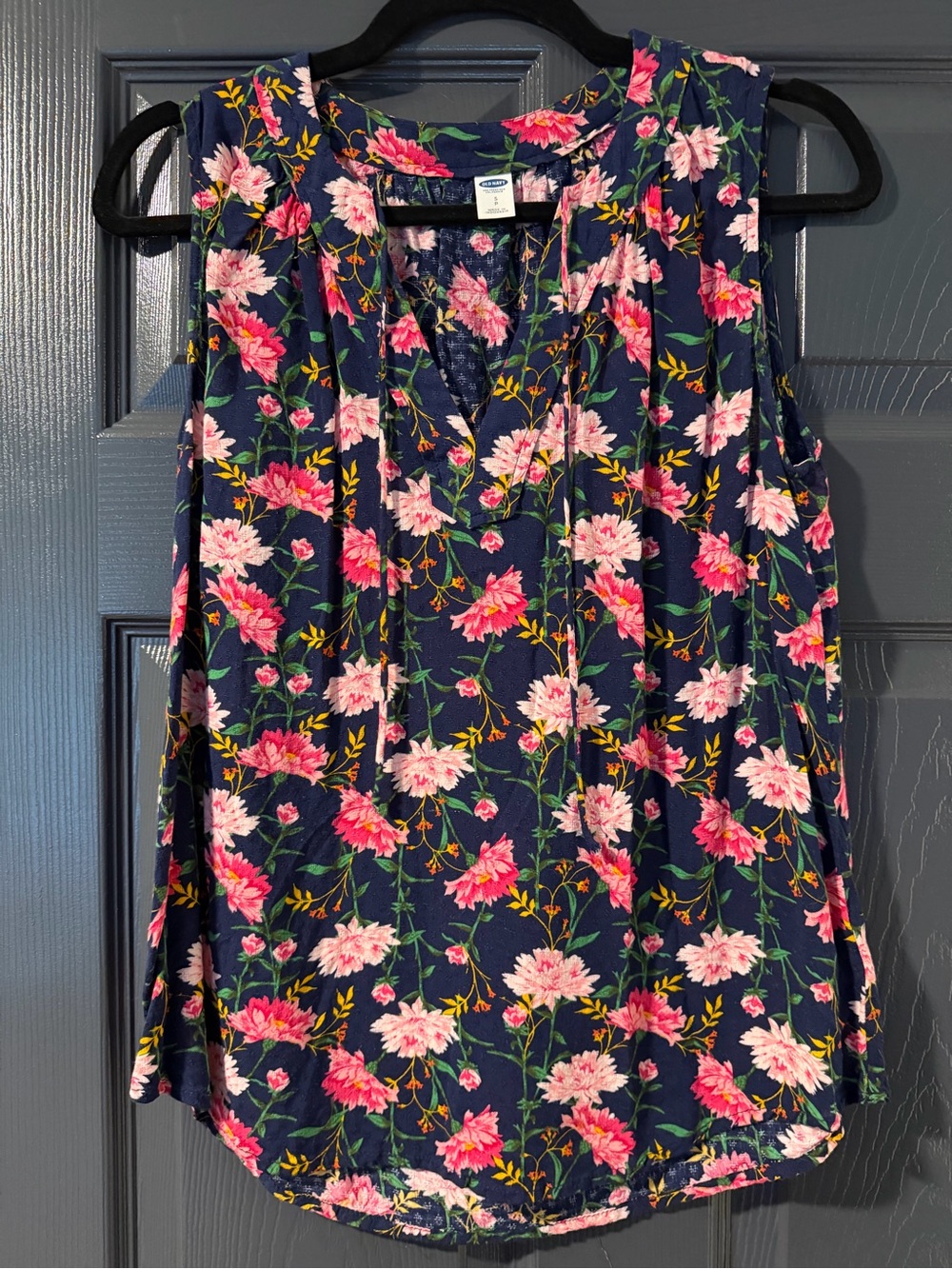 Old Navy Navy Floral V-Neck Sleeveless Camisole with Pink Flowers